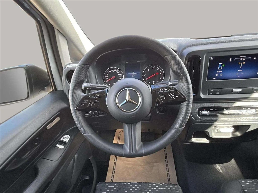 Mercedes-Benz-Vito-image-11