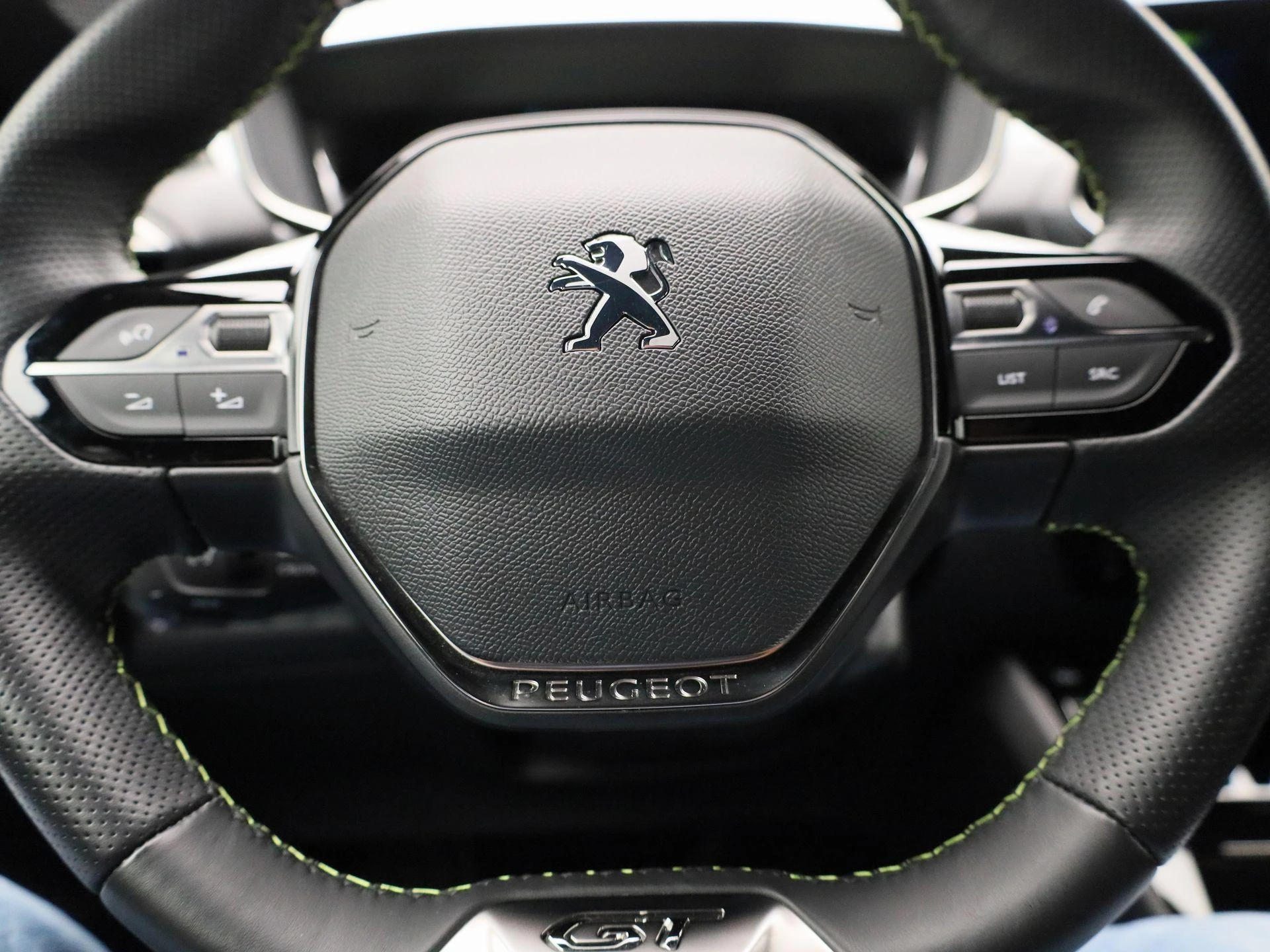 Peugeot-e-208-image-32