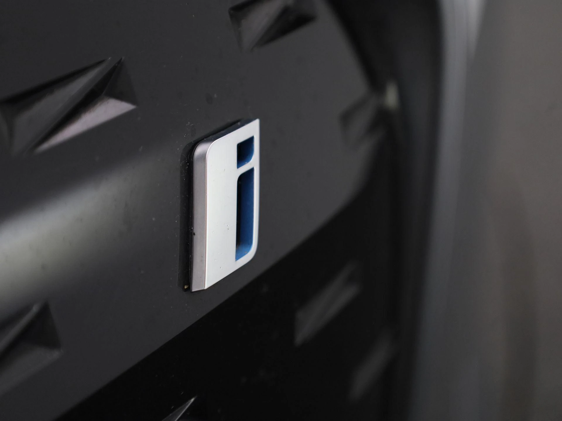 BMW-i4-image-36