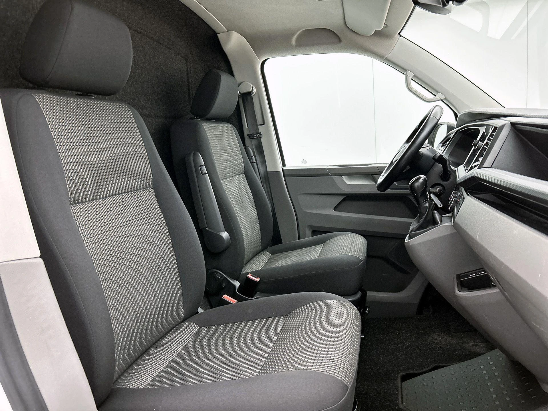 Volkswagen-Transporter-image-29