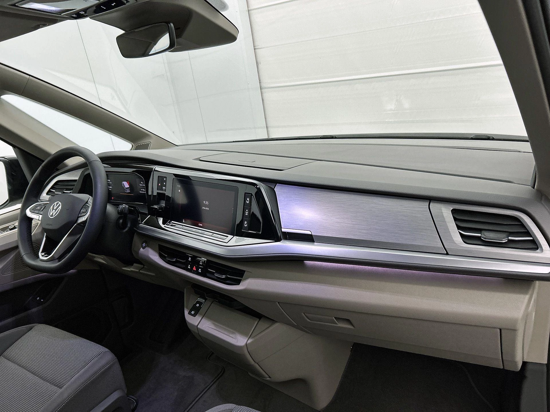 Volkswagen-Multivan-image-19