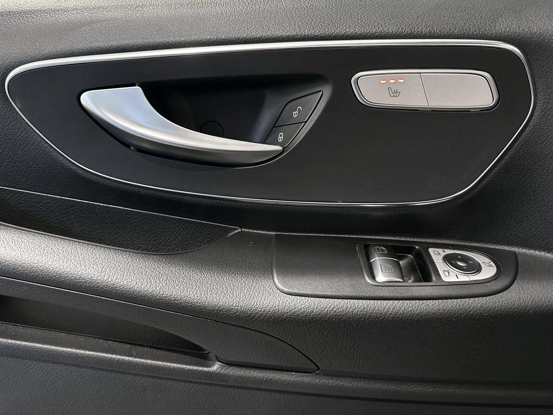 Mercedes-Benz-Vito-image-12