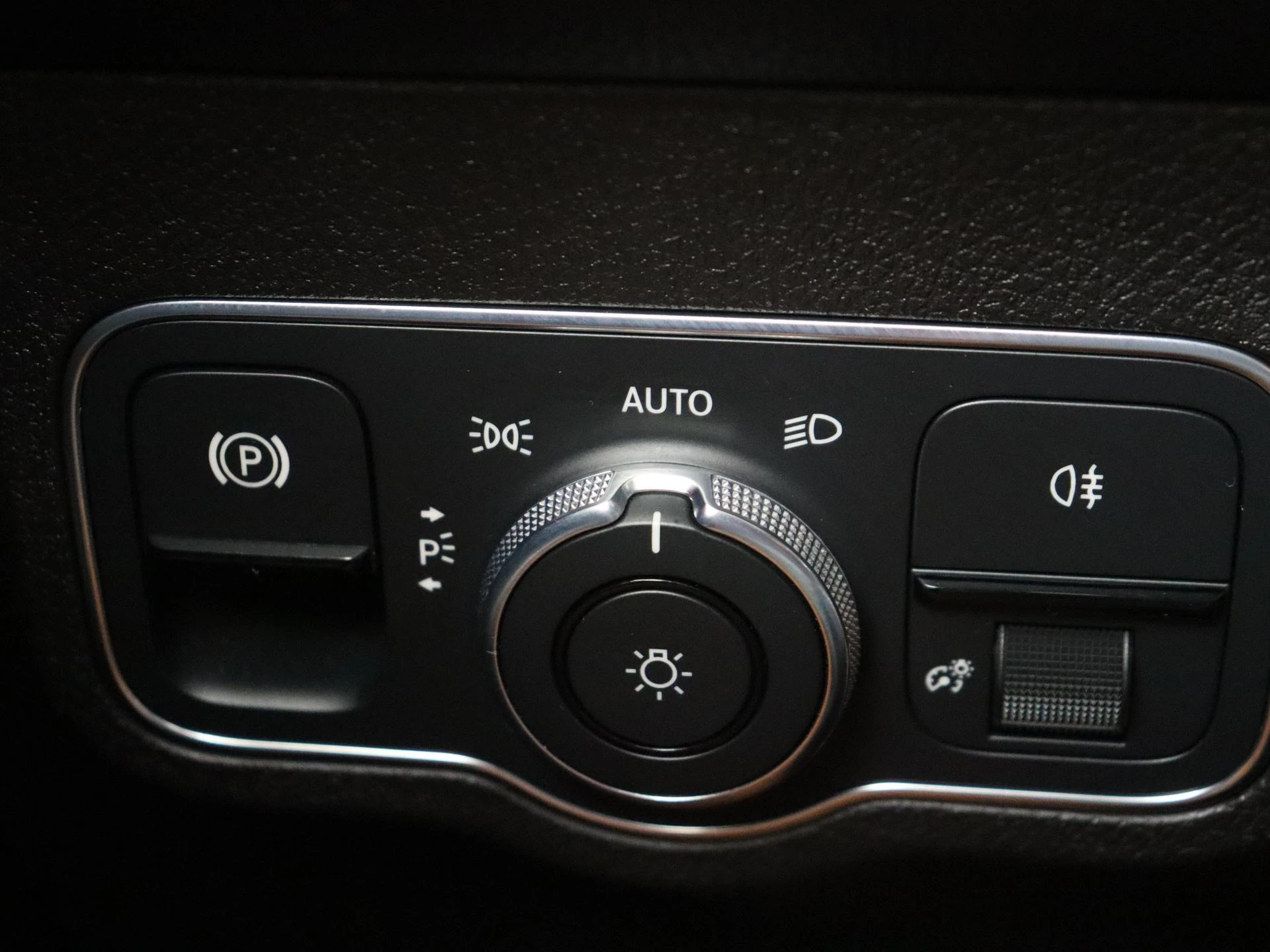 Mercedes-Benz-GLB-image-28