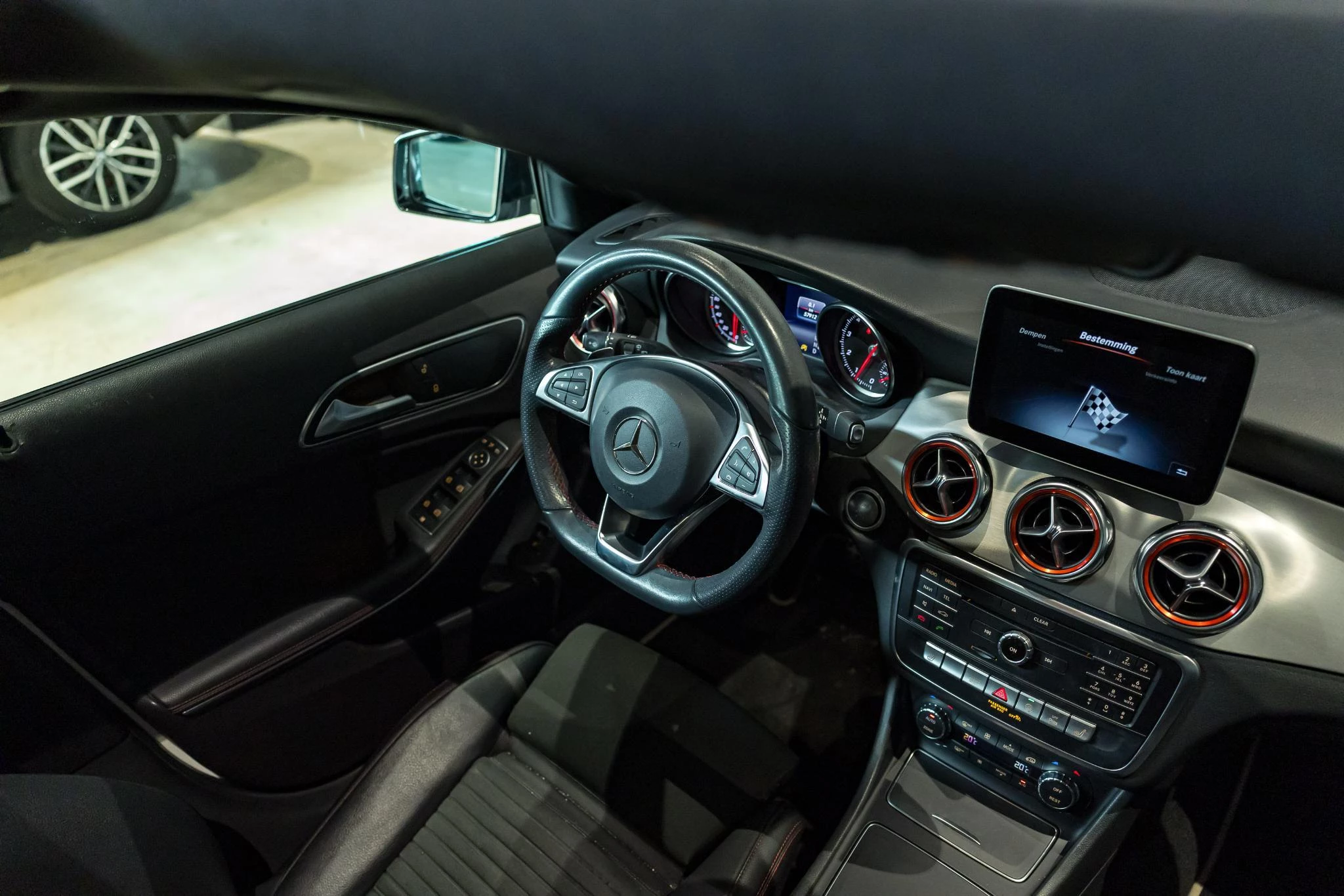 Mercedes-Benz GLA 200 AMG Line + PANORAMISCH DAK + CARPLAY + TREKHAAK +