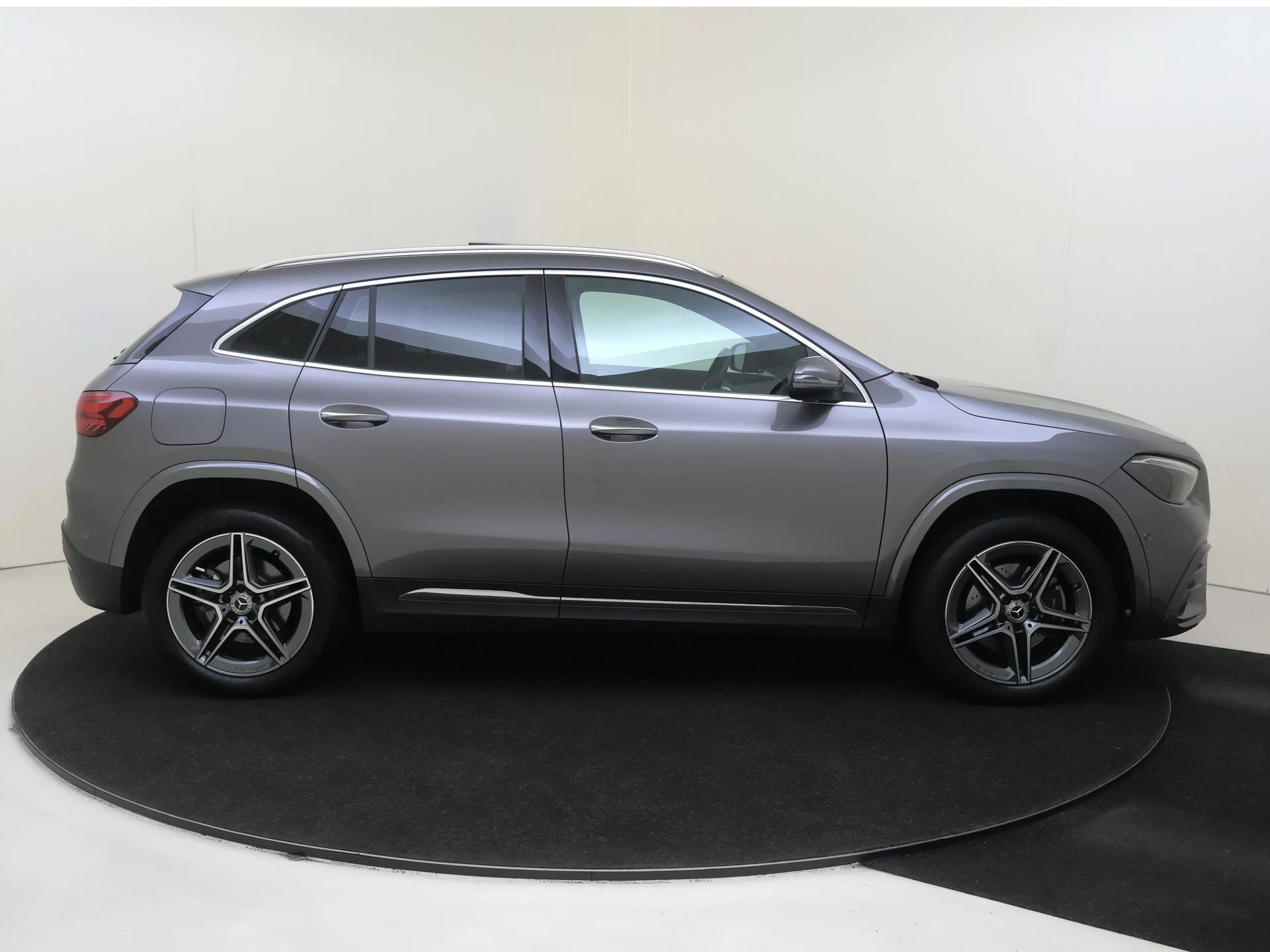 Mercedes-Benz-GLA-image-8