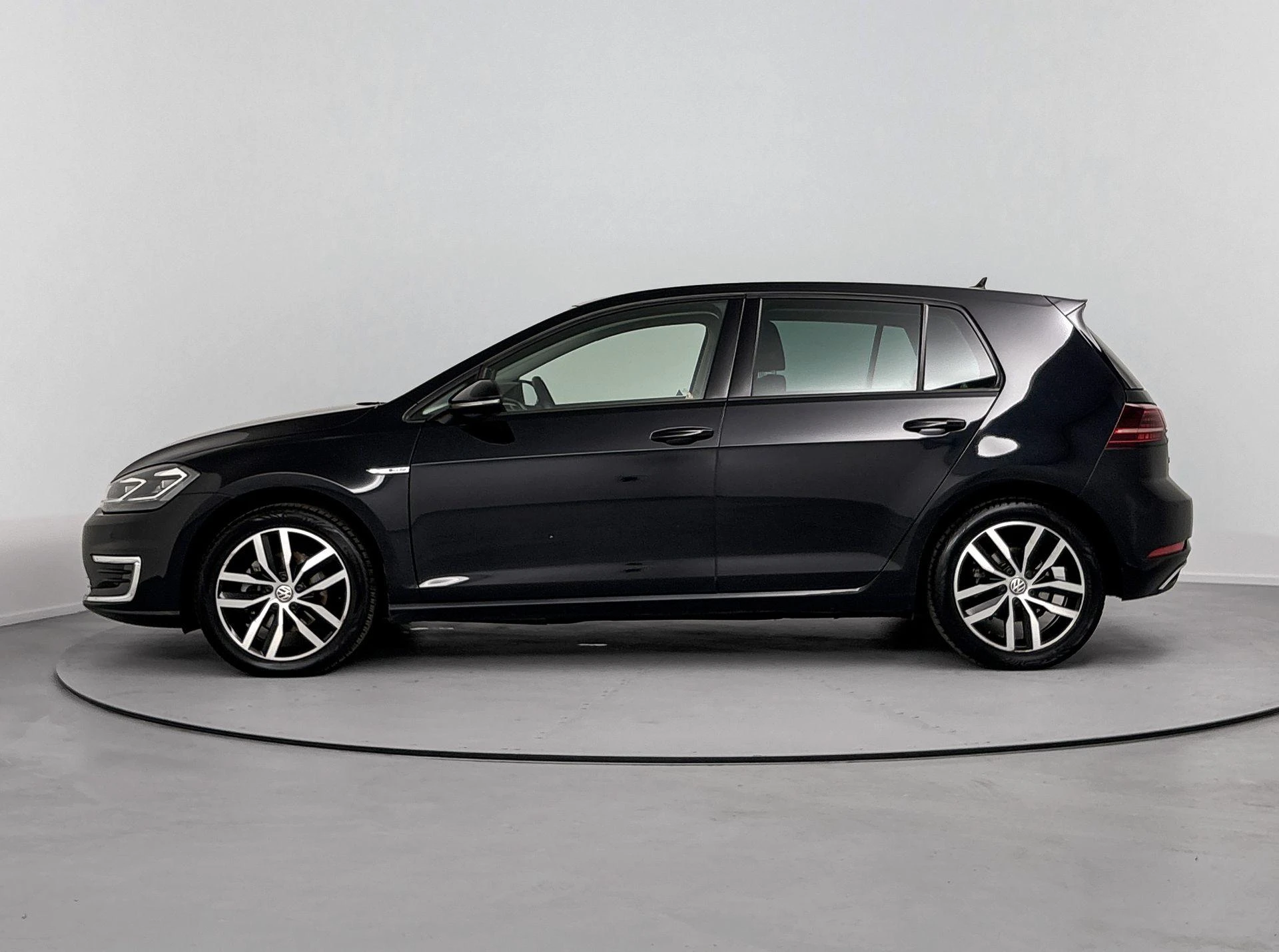 Volkswagen-e-Golf-image-1