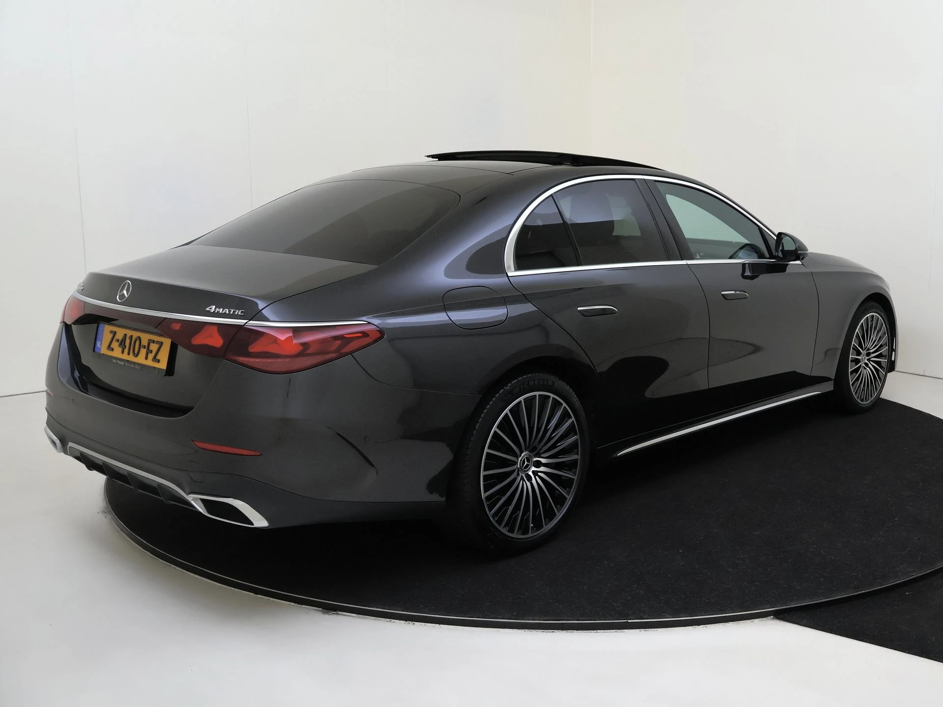 Mercedes-Benz-E-Klasse-image-3