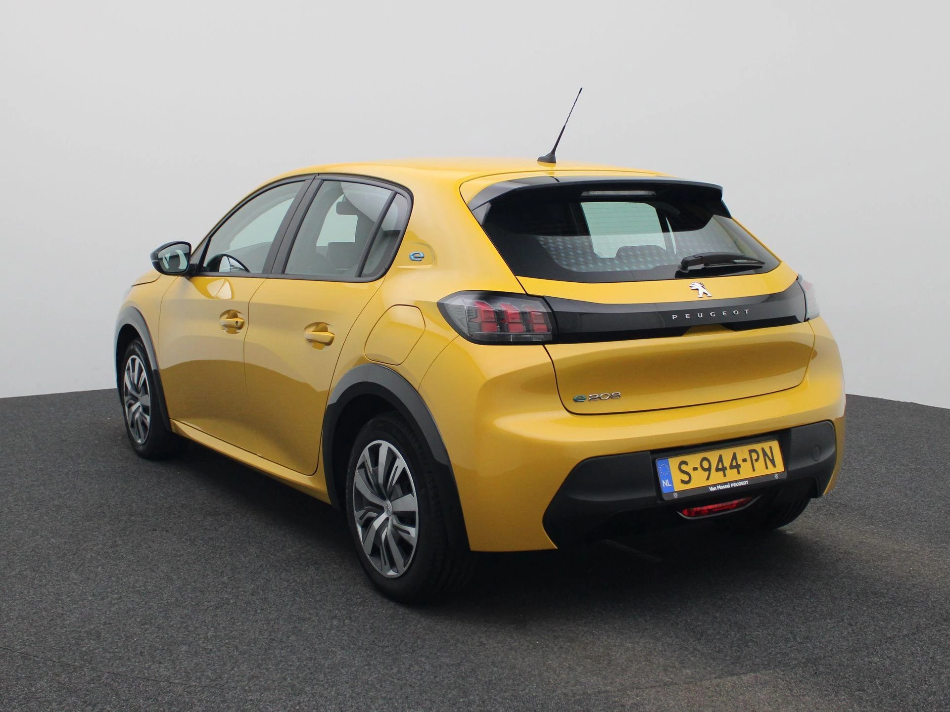 Peugeot-e-208-image-1