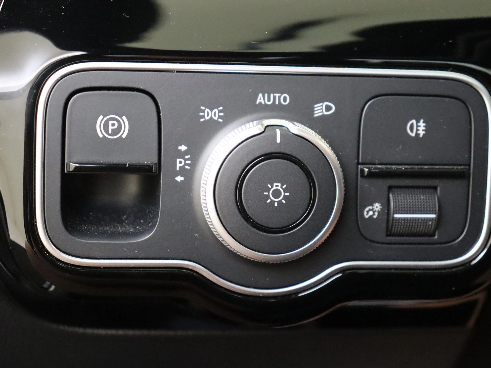 Mercedes-Benz-CLA-image-25