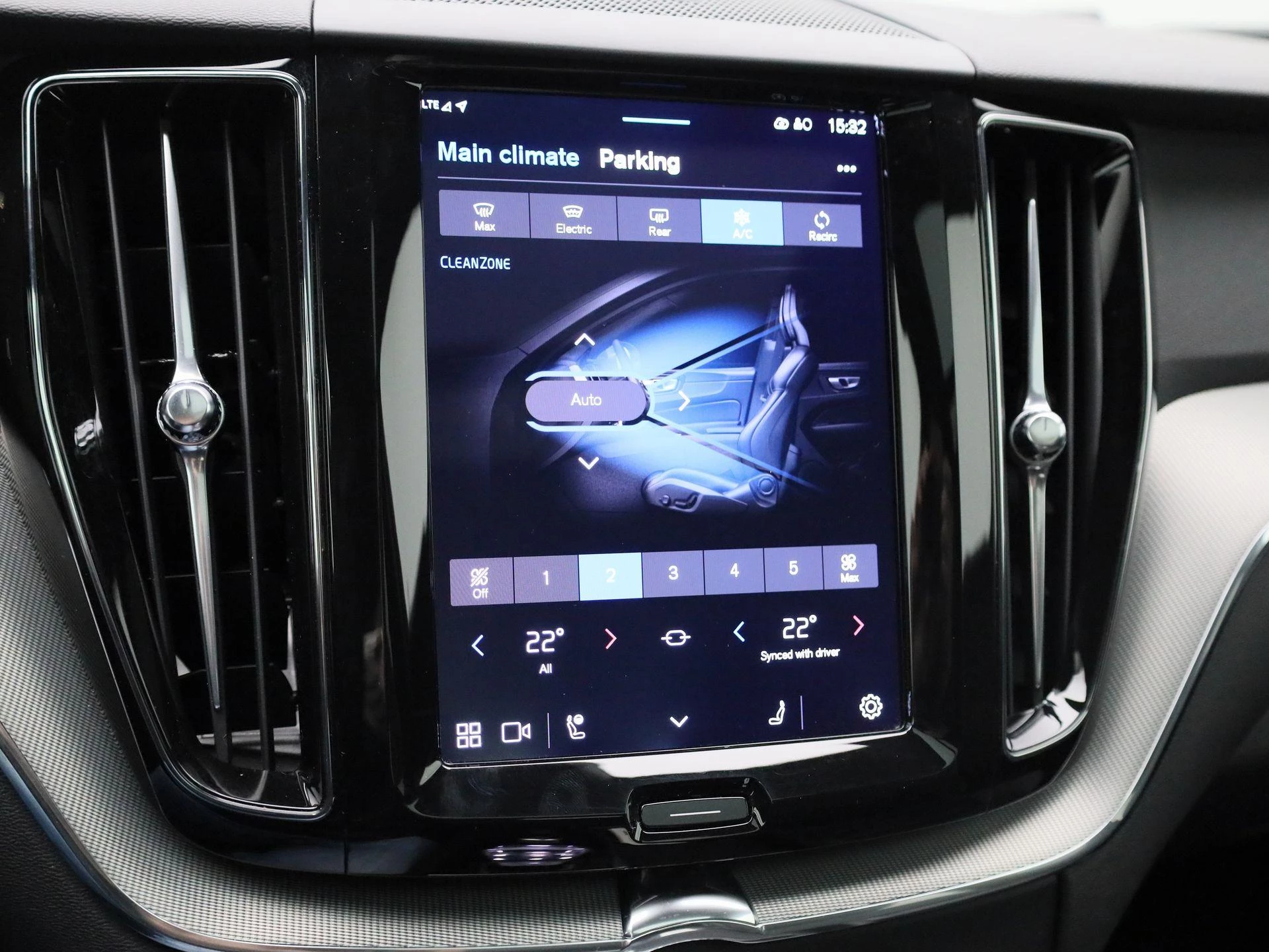 Volvo XC60 2.0 T6 Plug-in hybrid AWD Plus Dark