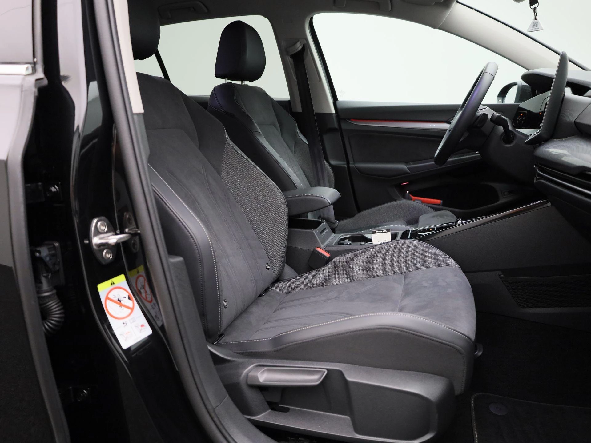 Volkswagen-Golf-image-36