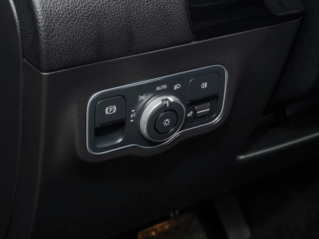 Mercedes-Benz-GLA 200 d-image-15