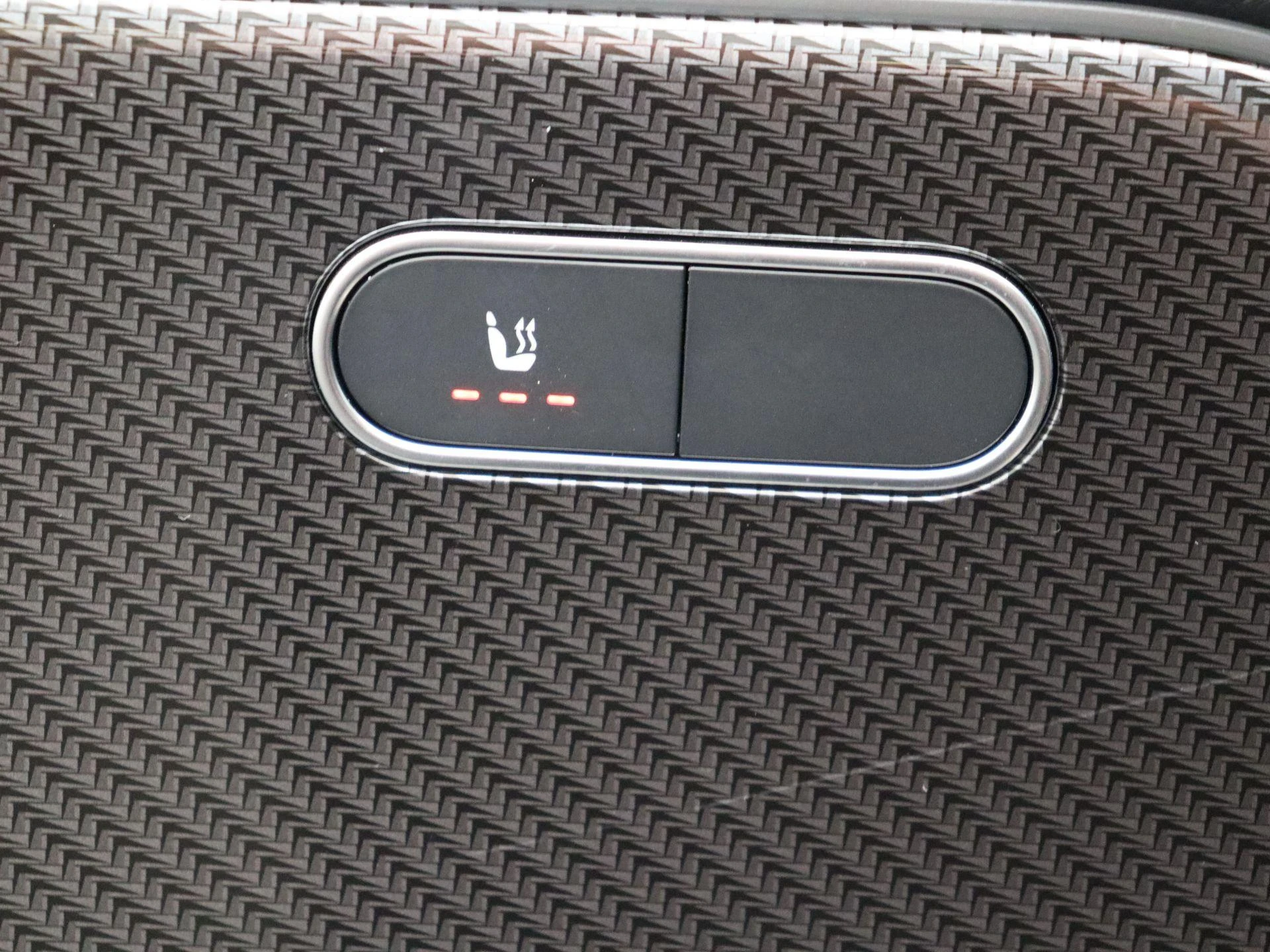 Mercedes-Benz-GLA-image-9