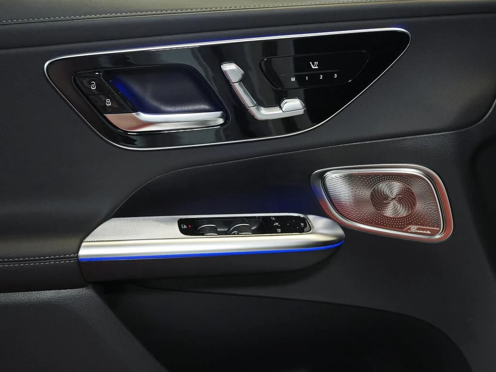 Mercedes-Benz-GLC 300 de-image-8