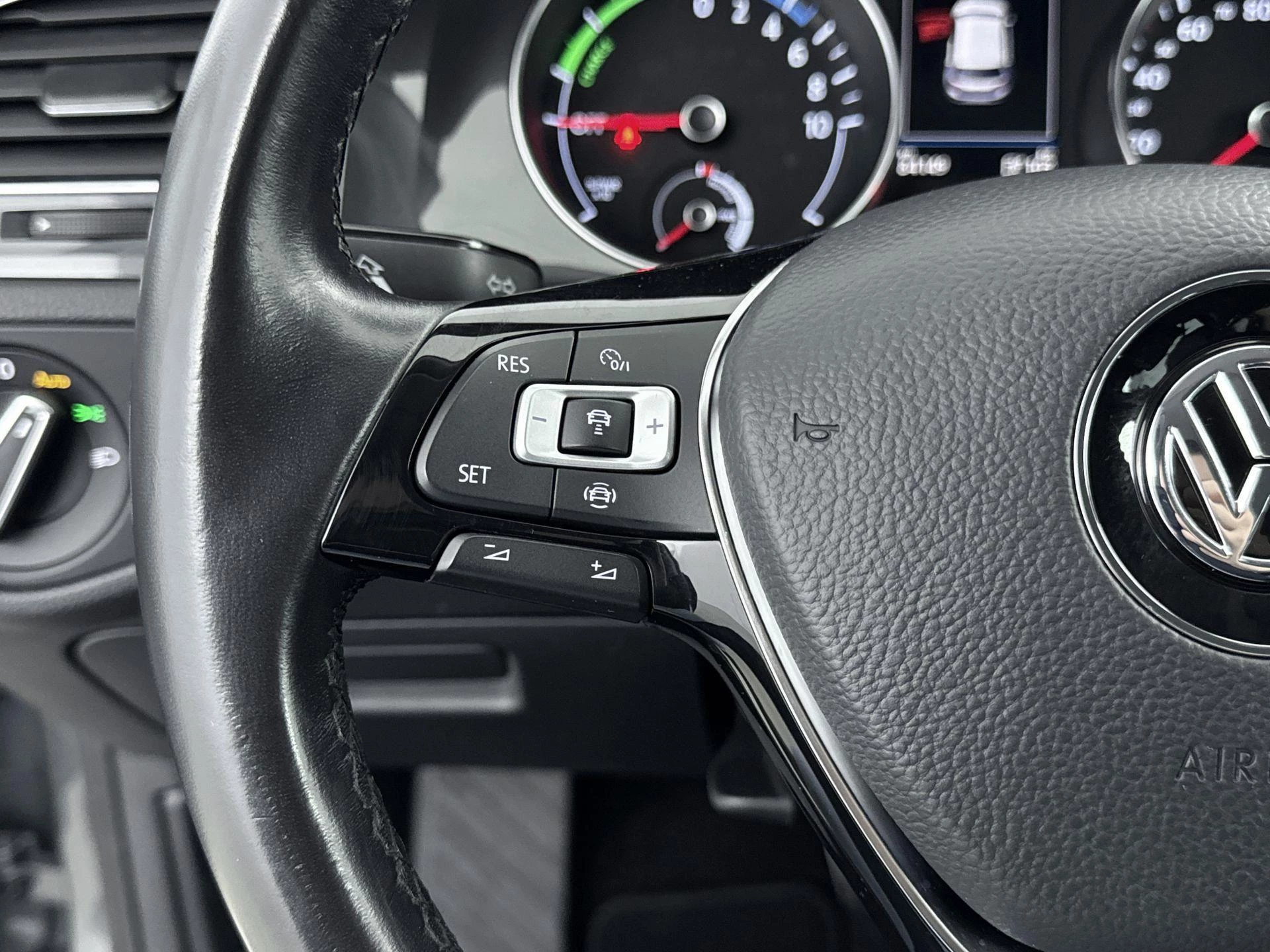 Volkswagen-e-Golf-image-12