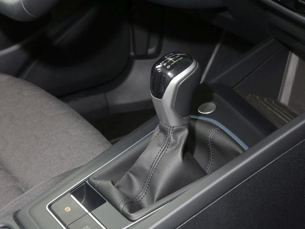 Volkswagen-Golf-image-9