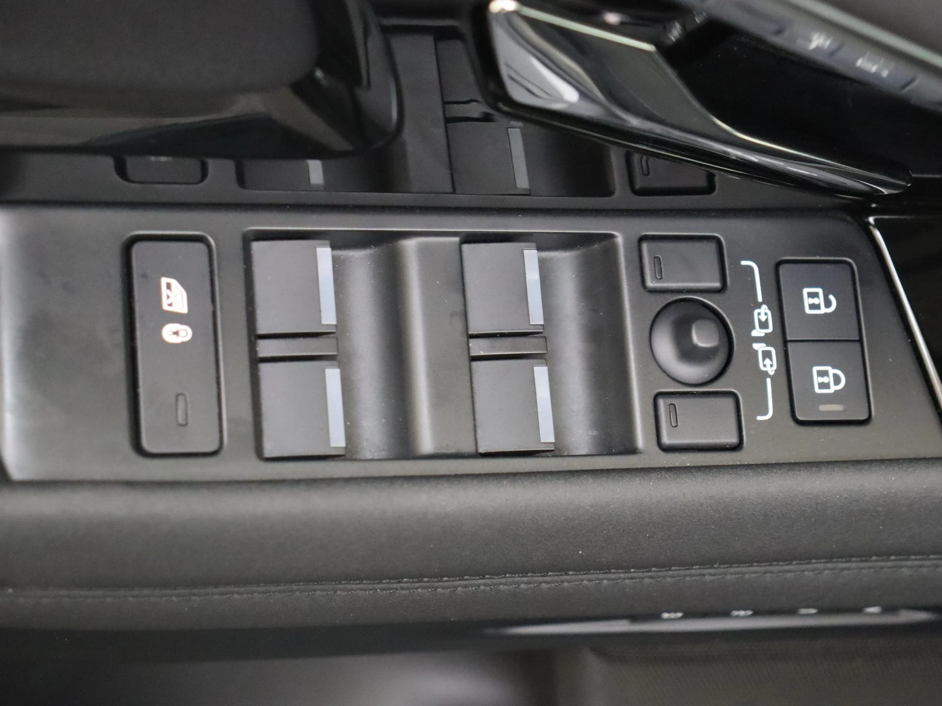 Land Rover-Range Rover Evoque-image-24