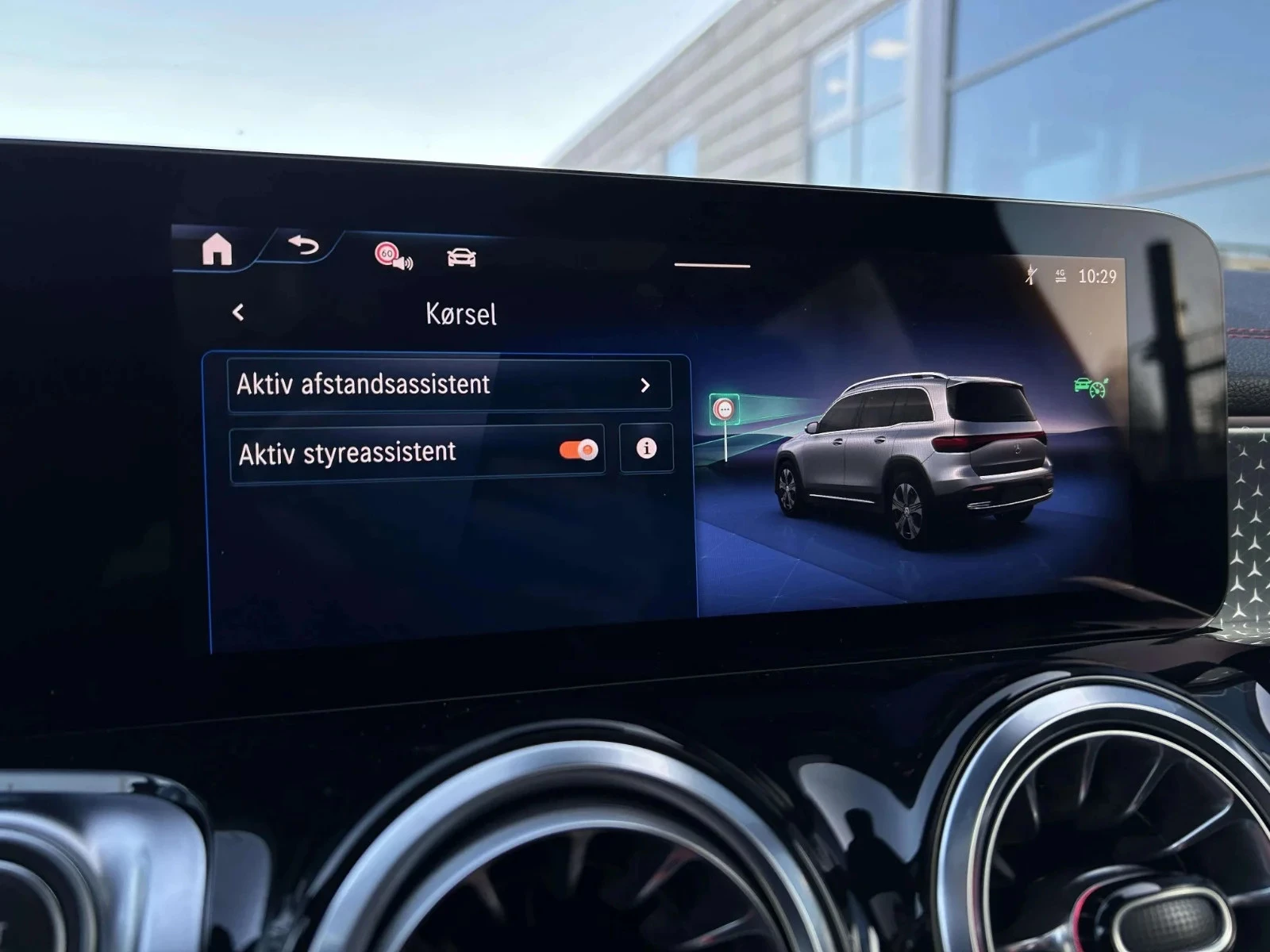 Mercedes-Benz-EQB-image-18