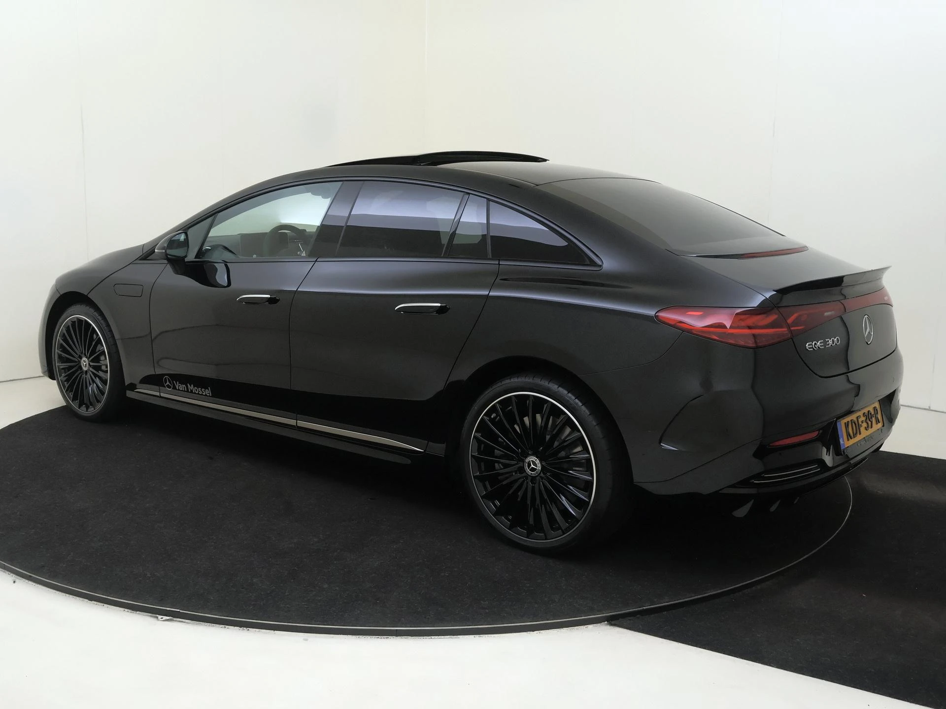 Mercedes-Benz-EQE-image-2
