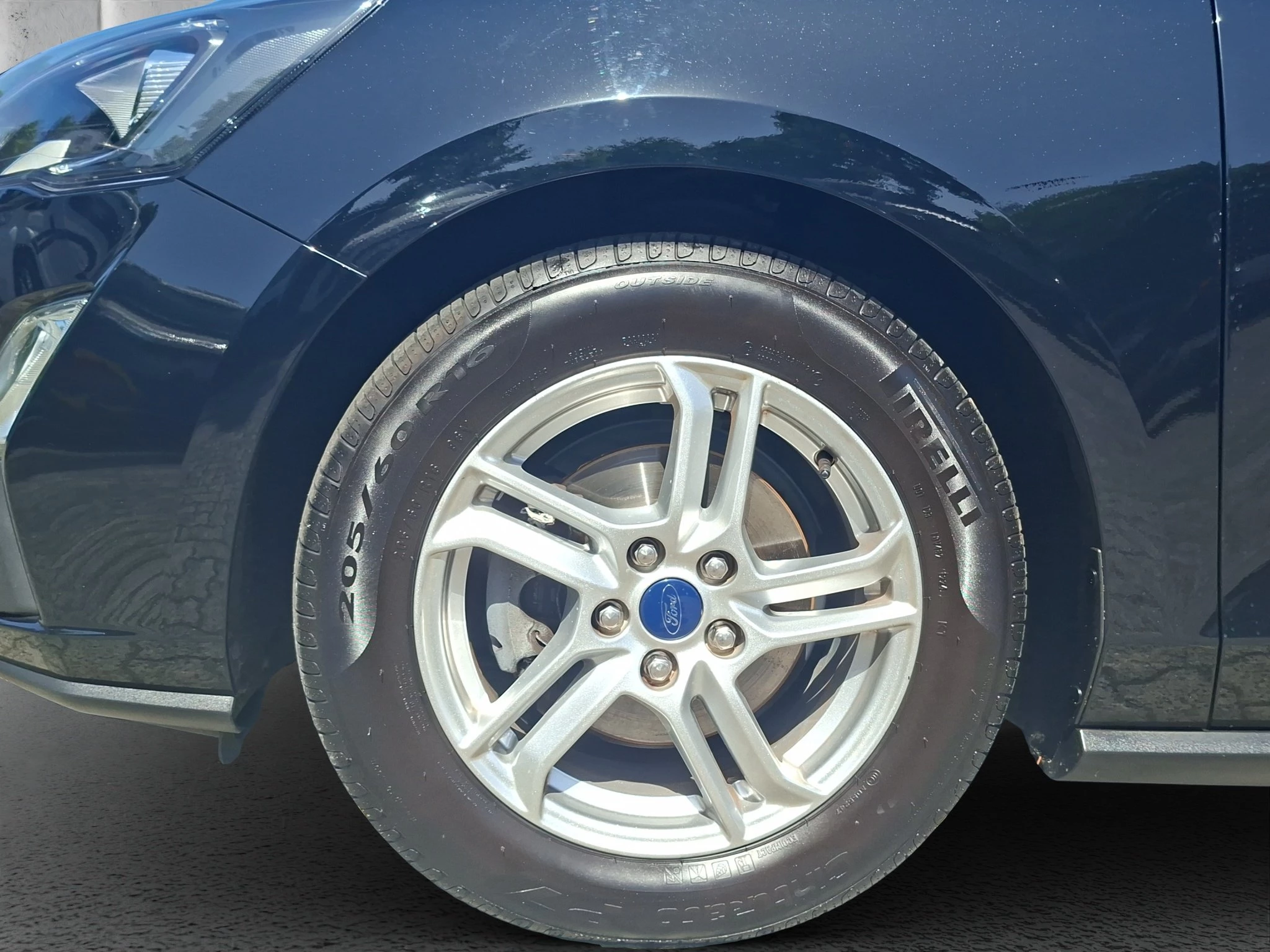 Ford Focus Cool & Connect 1.5 EB Aut. | LED | AHK | Pano | RFK | SHZ | Navi