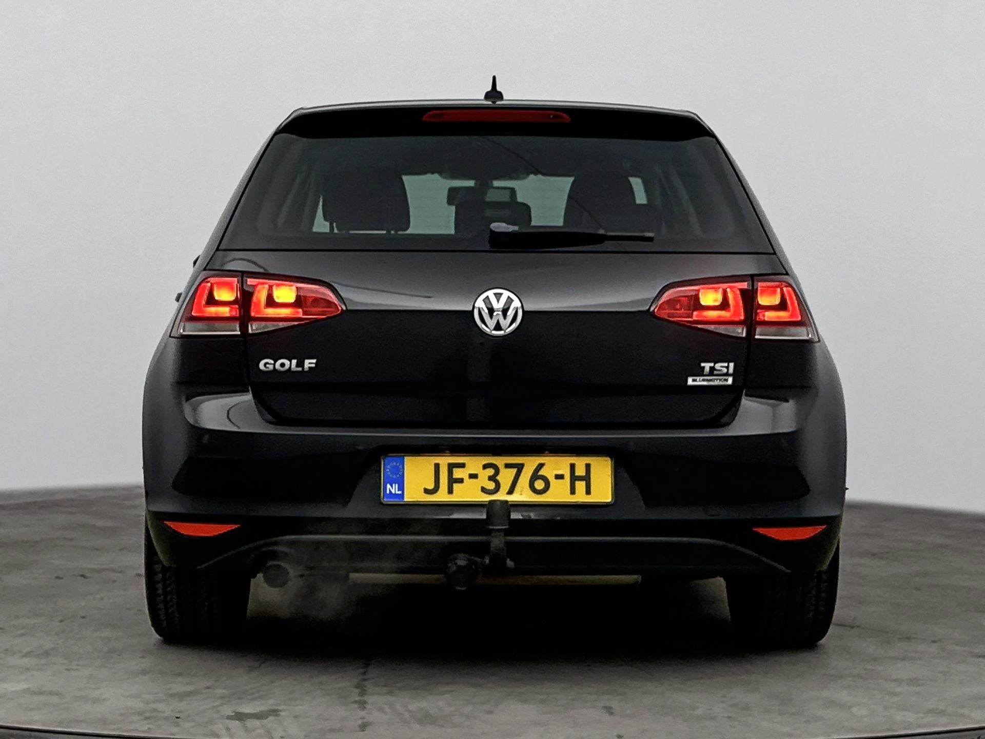 Volkswagen-Golf-image-2