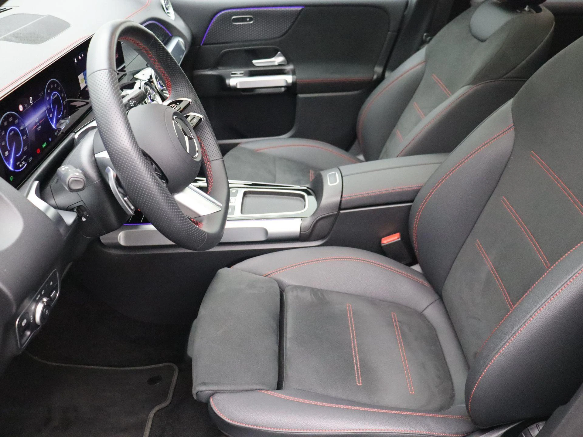 Mercedes-Benz EQB 250+ AMG Line + PANORAMISCH DAK + CARPLAY + ADVANCED SOUND +