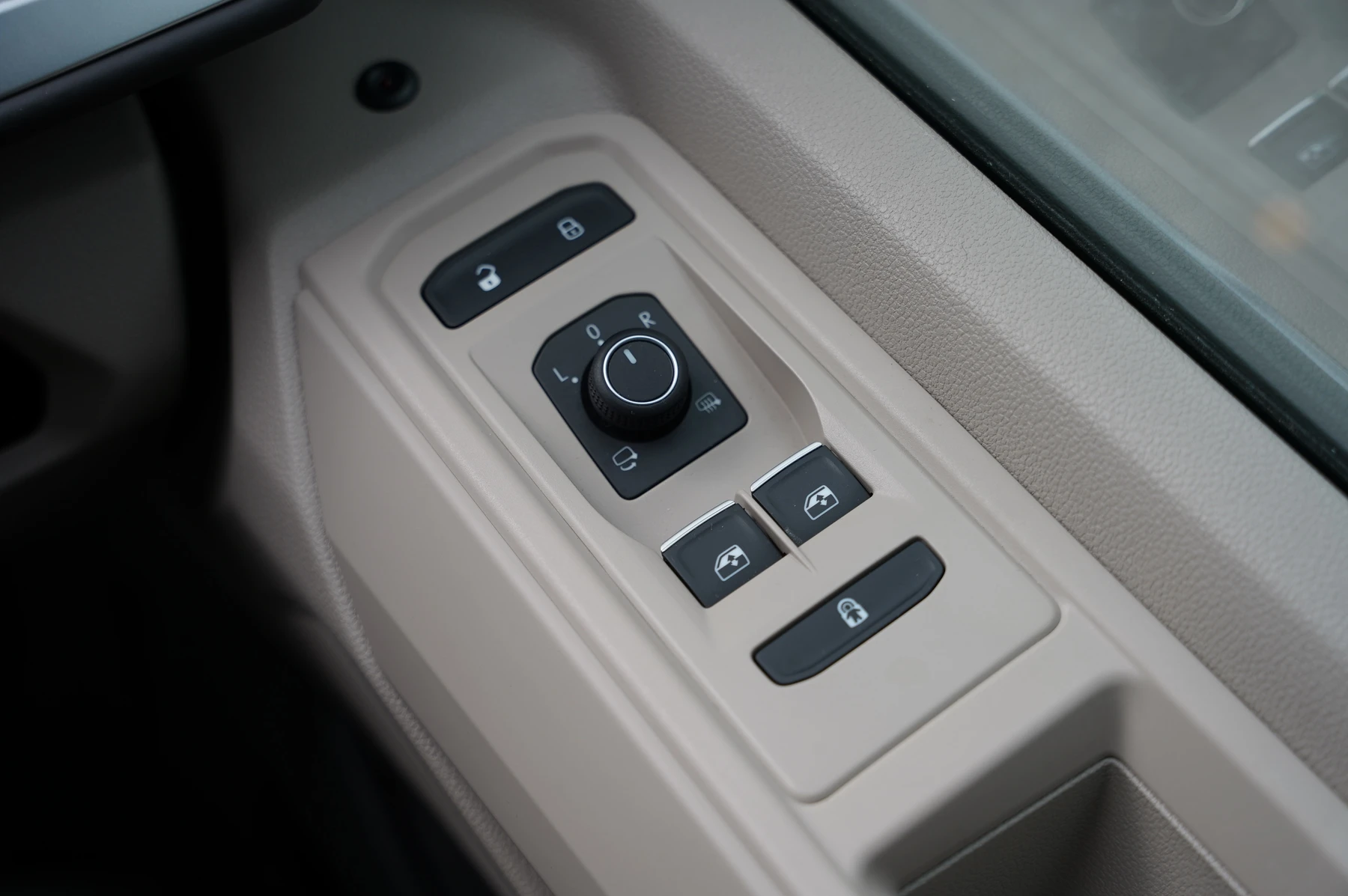Volkswagen-Multivan-image-19
