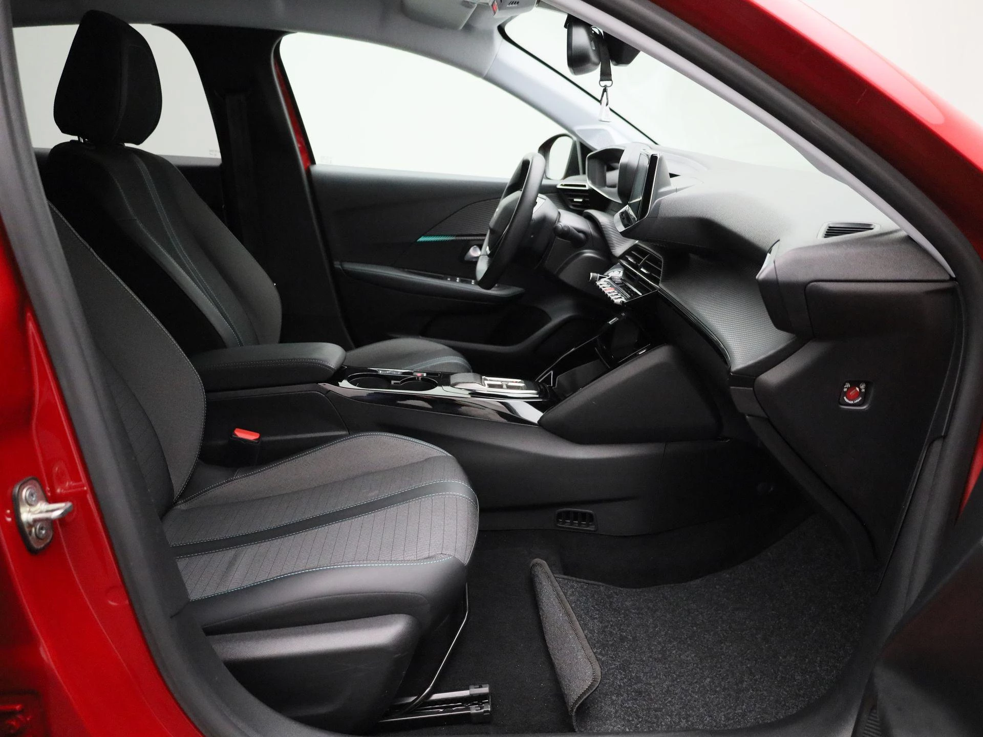Peugeot-e-208-image-35