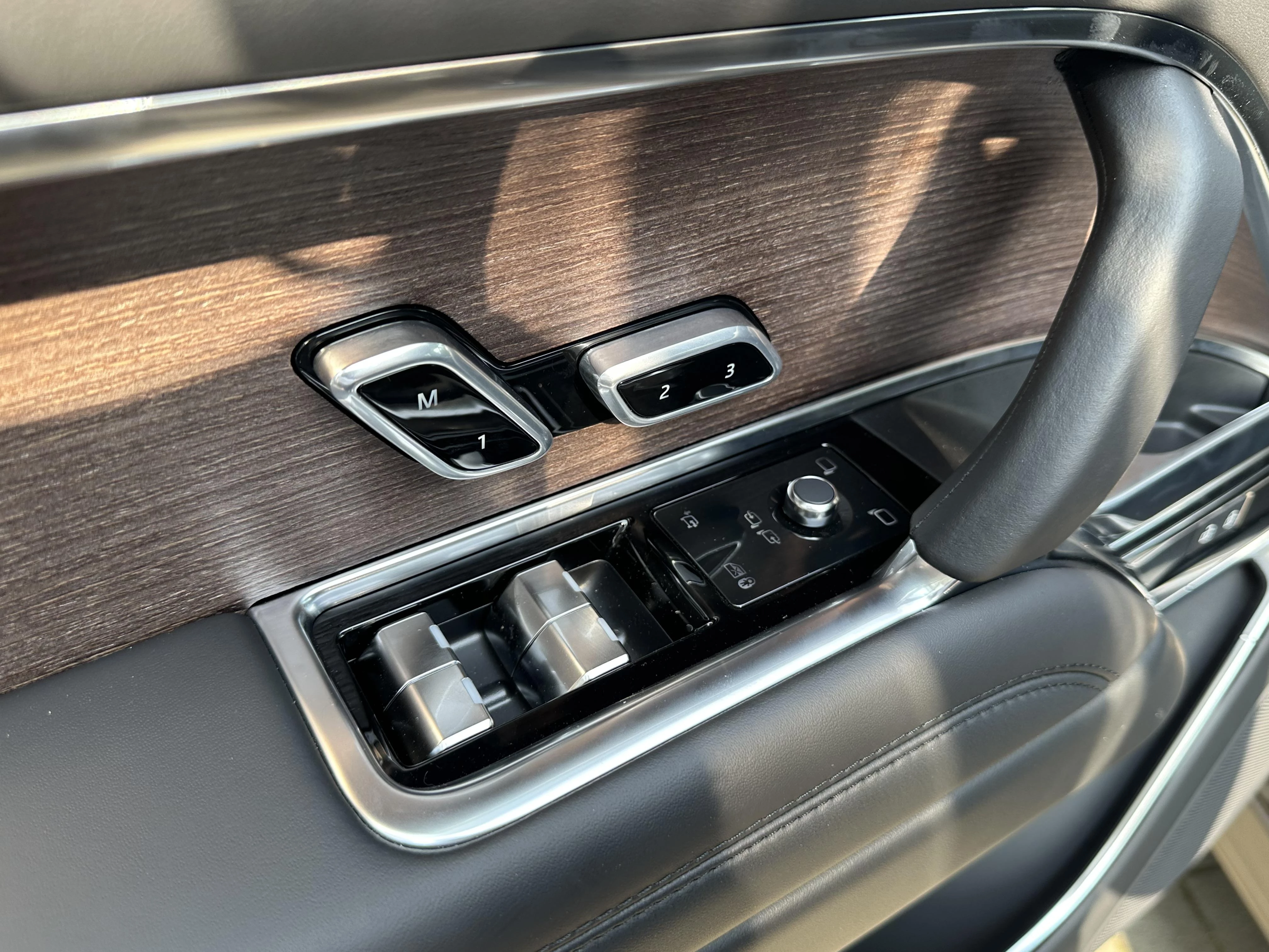 Land Rover-Range Rover-image-30