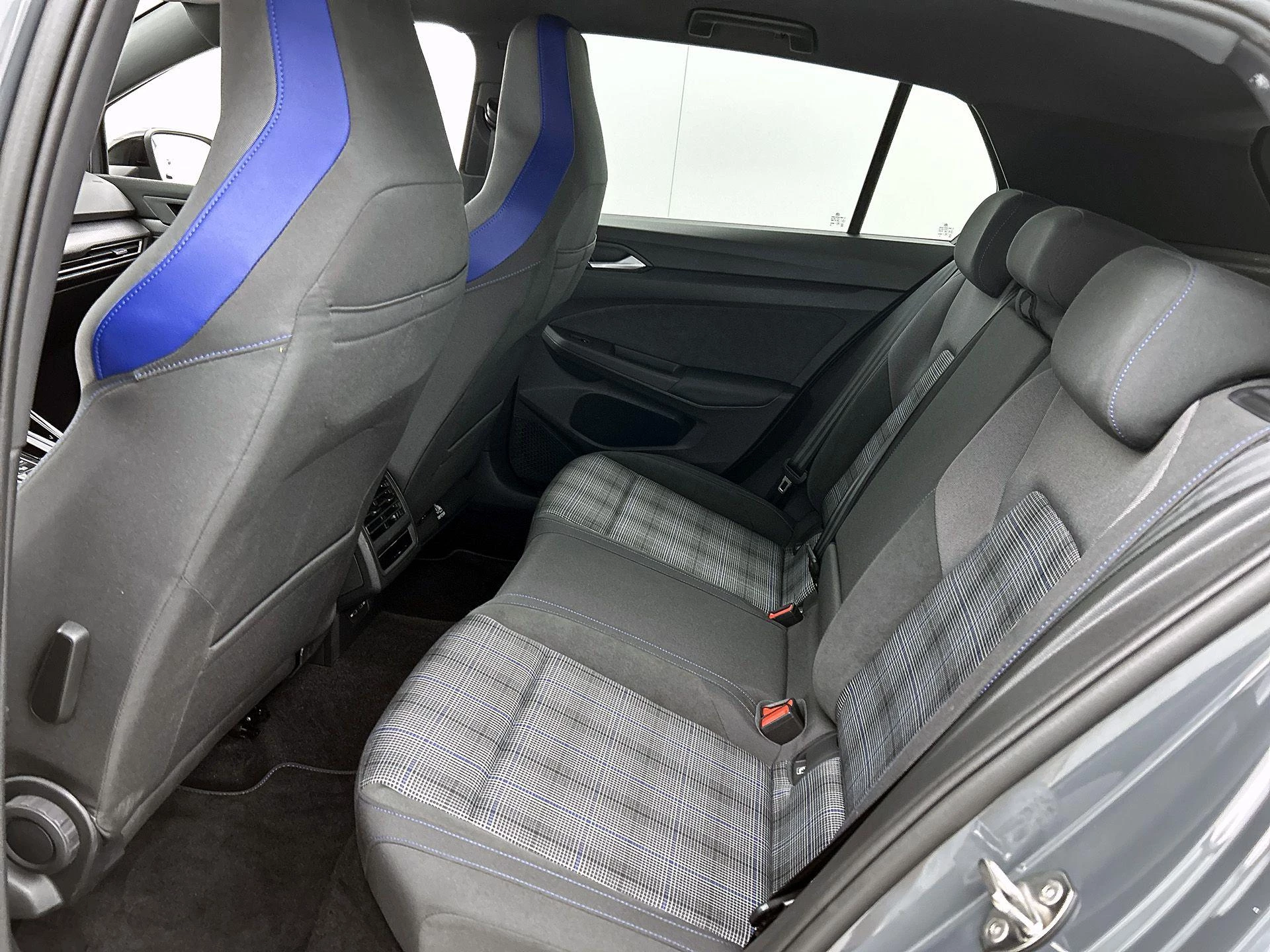 Volkswagen-Golf-image-26
