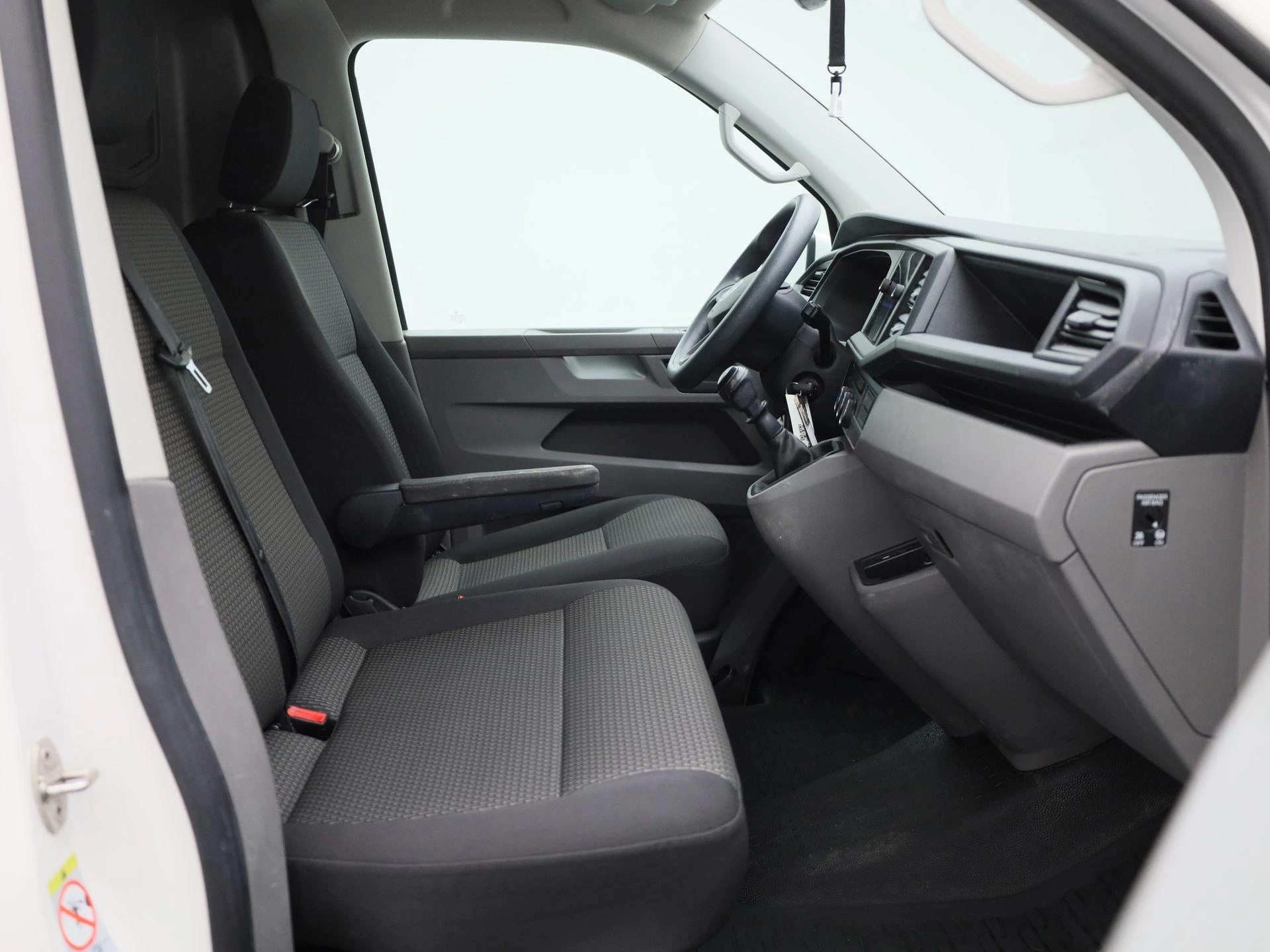 Volkswagen-Transporter-image-11