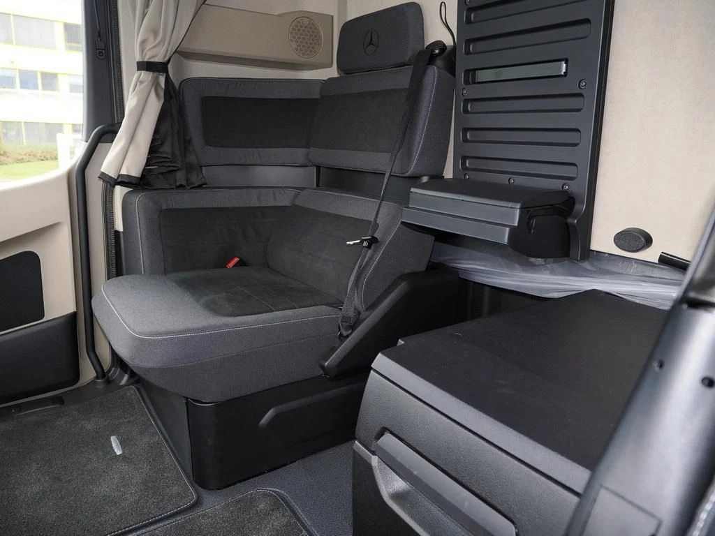 Mercedes-Benz-Actros-image-15