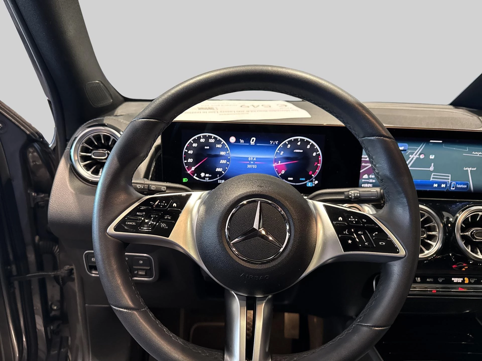 Mercedes-Benz GLB 200 Luxury Line + LEDER + PANO DAK + TREKHAAK + MULTIBEAM +