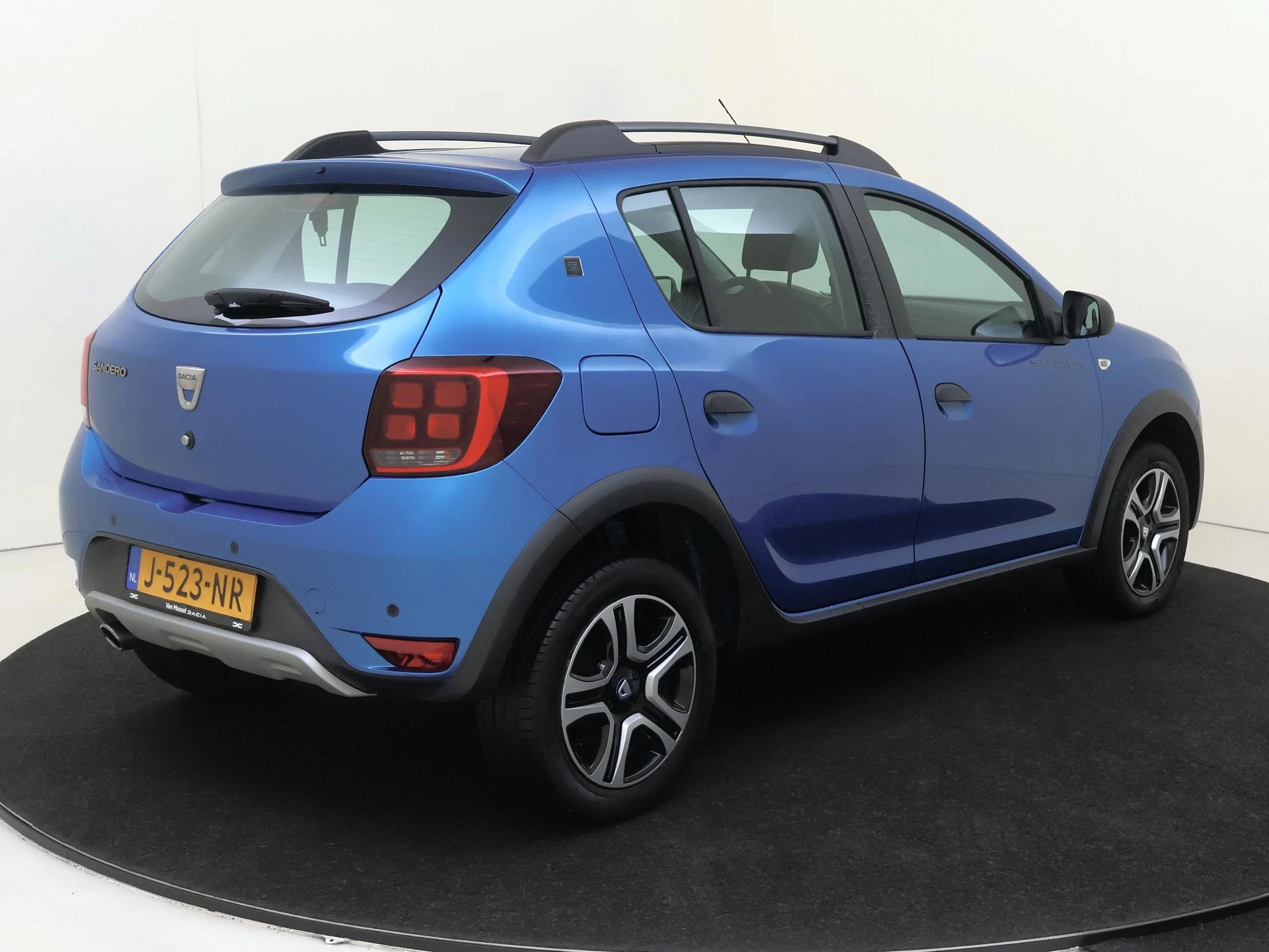 Dacia-Sandero Stepway-image-3