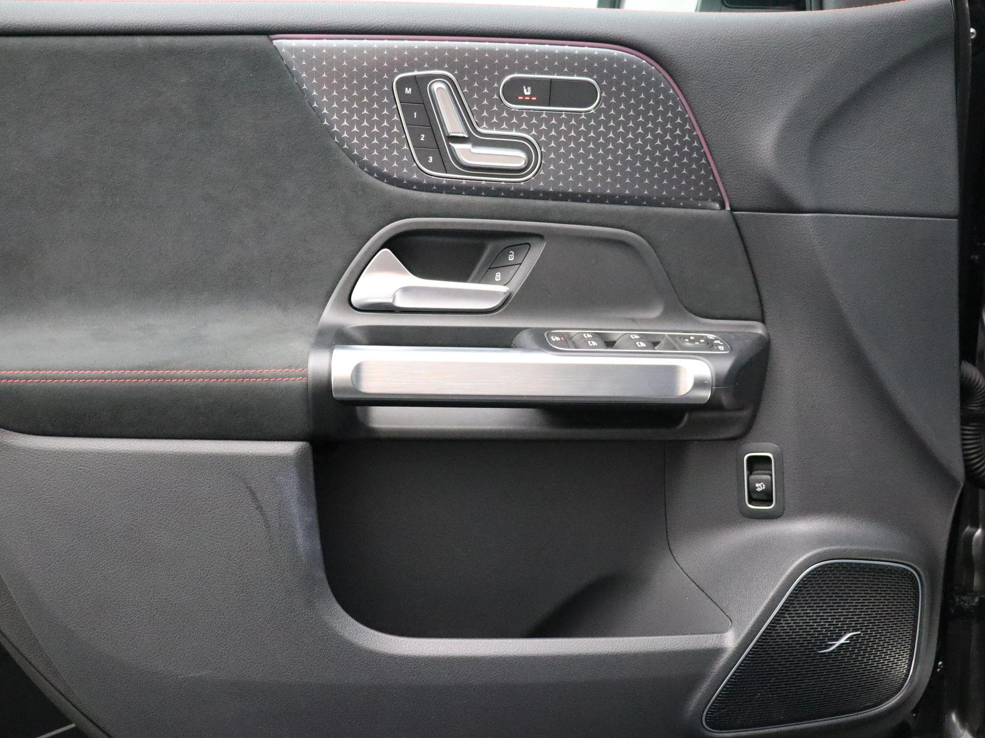 Mercedes-Benz-EQB-image-10