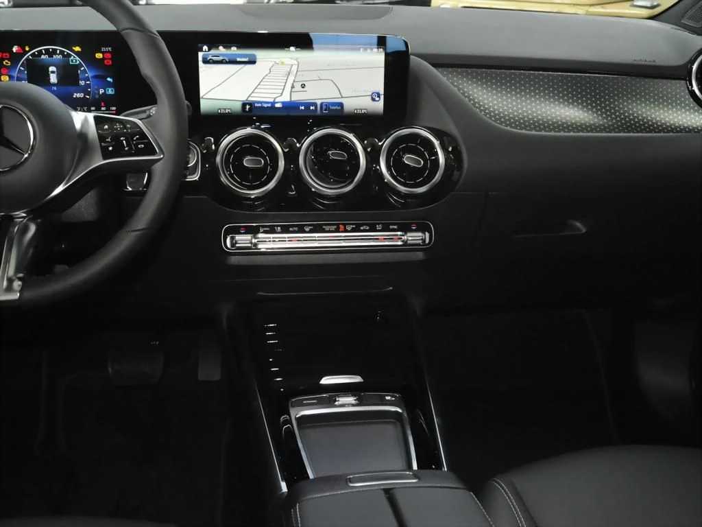 Mercedes-Benz-GLA 200 d-image-10