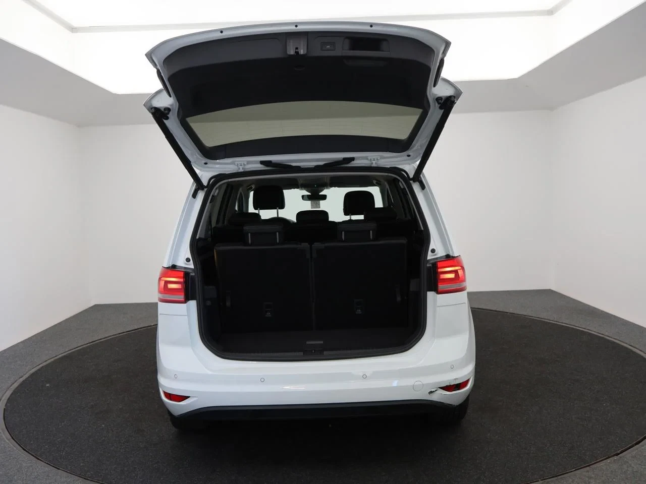 Volkswagen-Touran-image-7