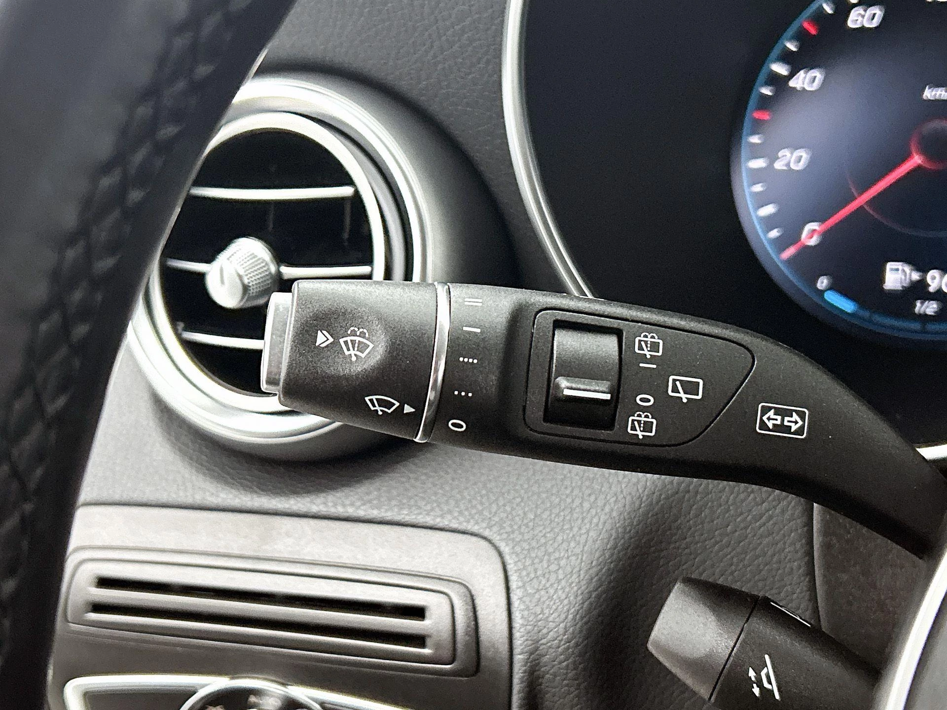 Mercedes-Benz-GLC-image-11