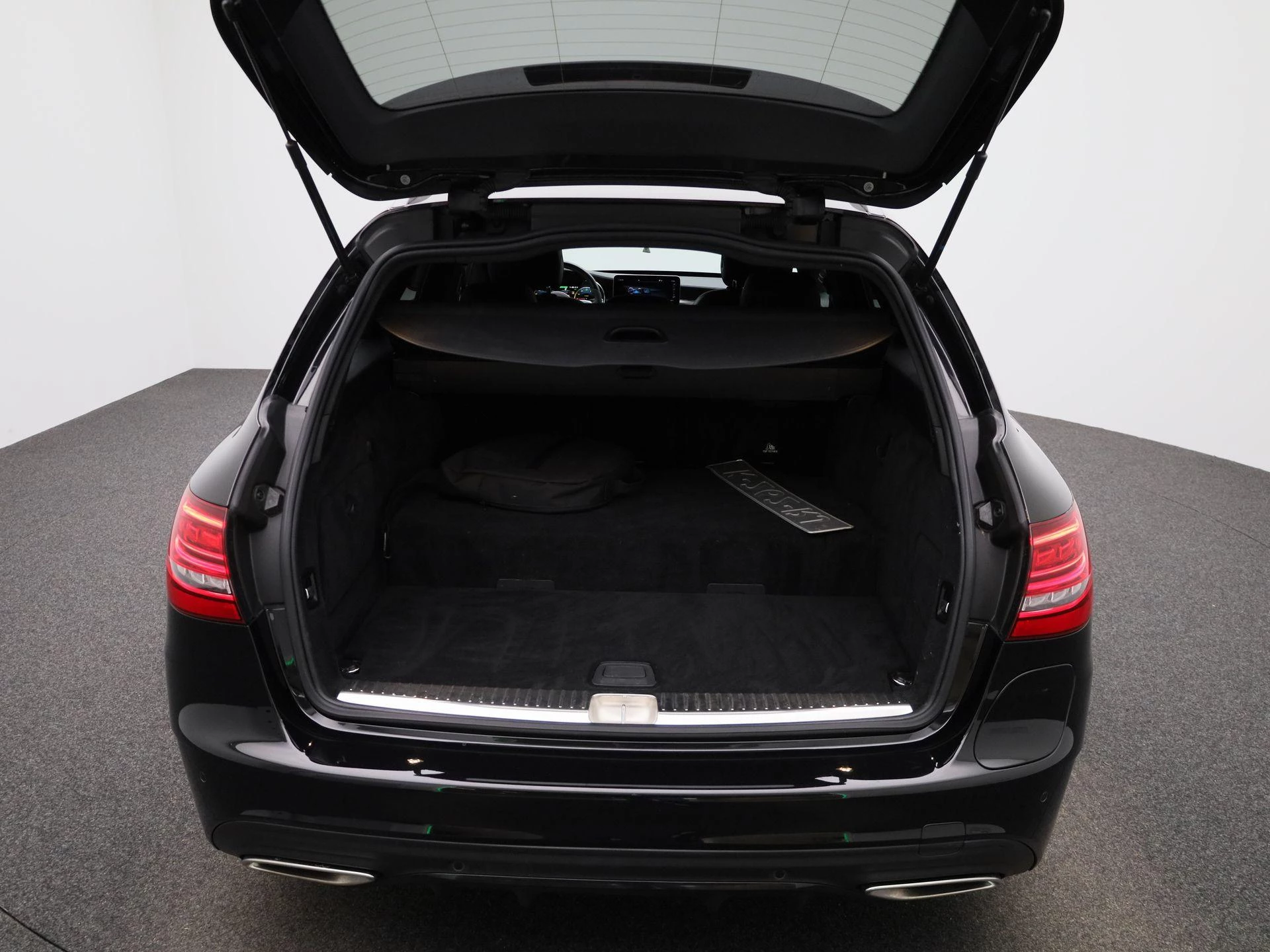 Mercedes-Benz-C-Klasse-image-10