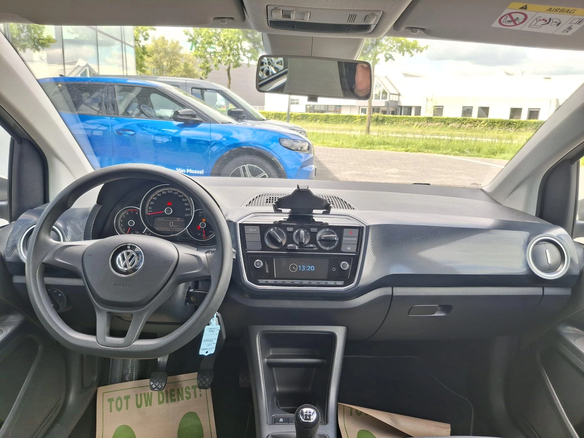 Volkswagen-up!-image-9