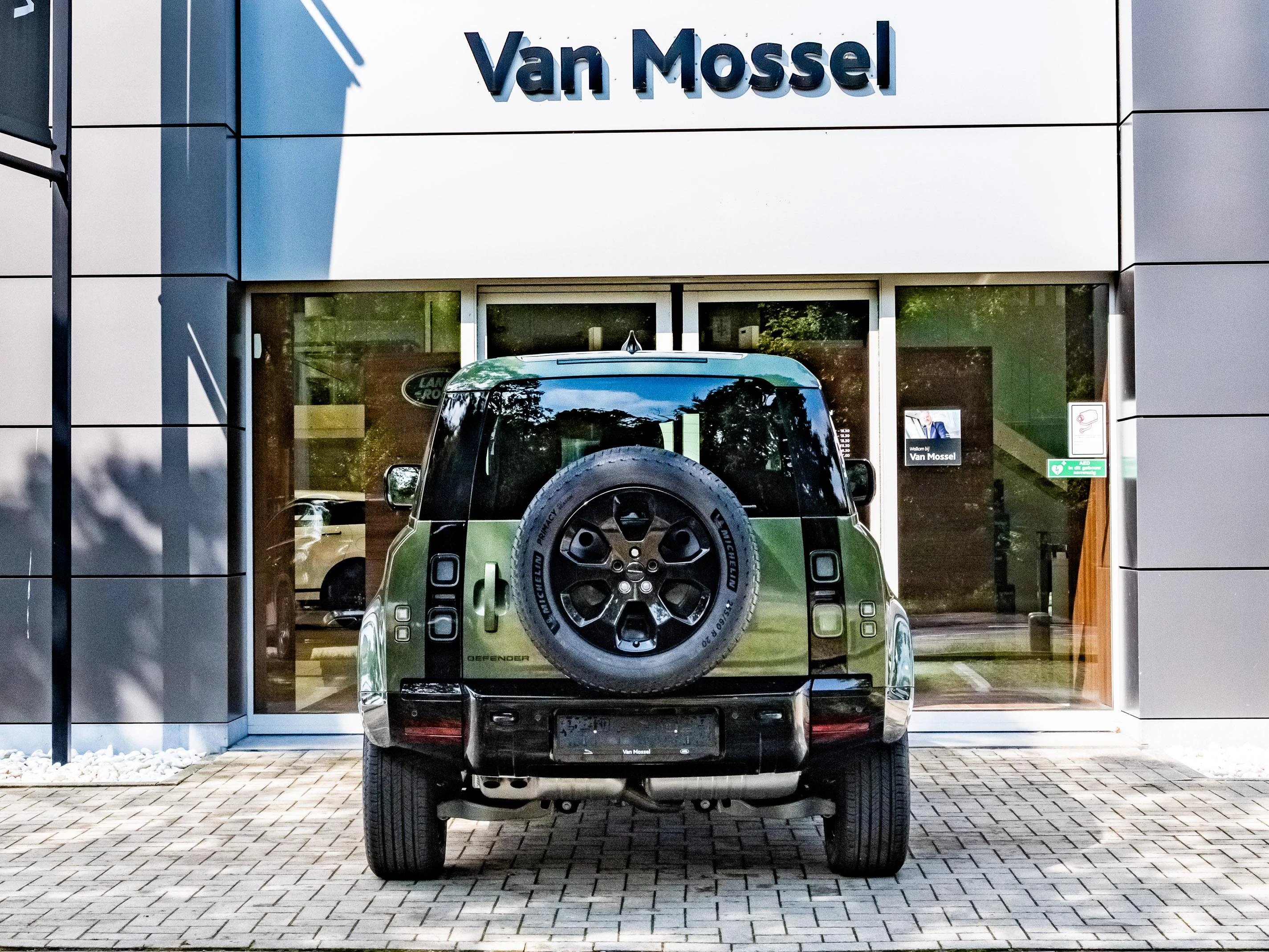 Land Rover-Defender-image-4