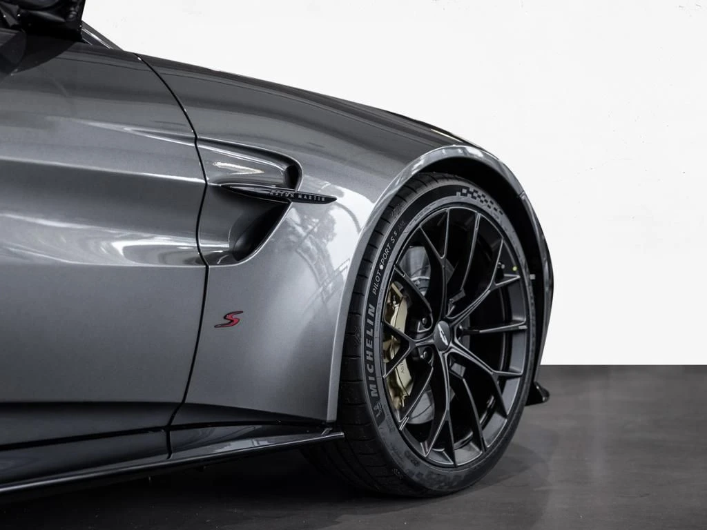 Aston Martin-V8 Vantage-image-8