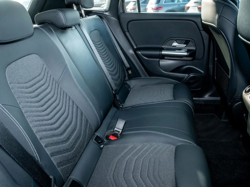 Mercedes-Benz-GLA 200 d-image-12
