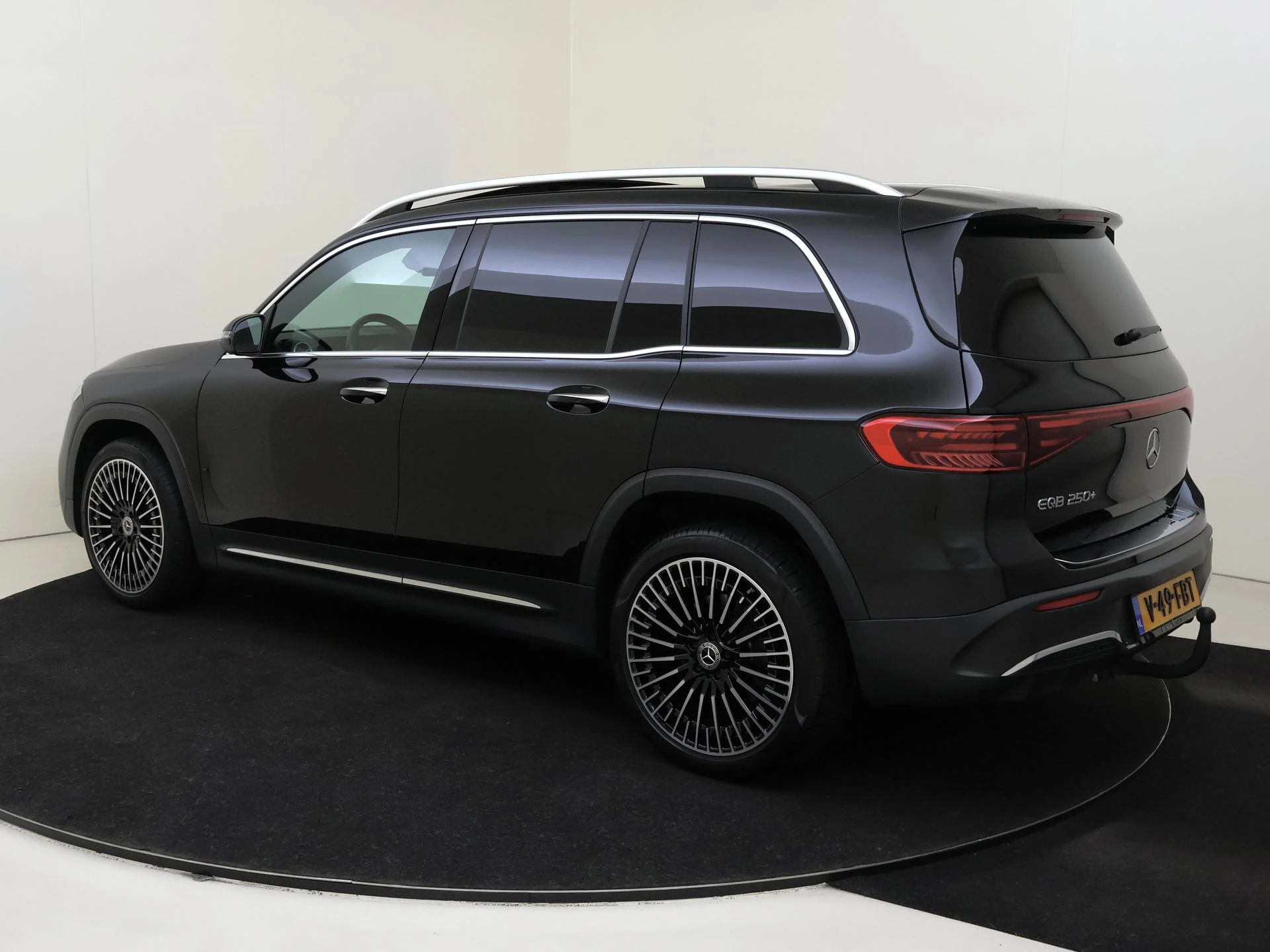 Mercedes-Benz-EQB-image-2