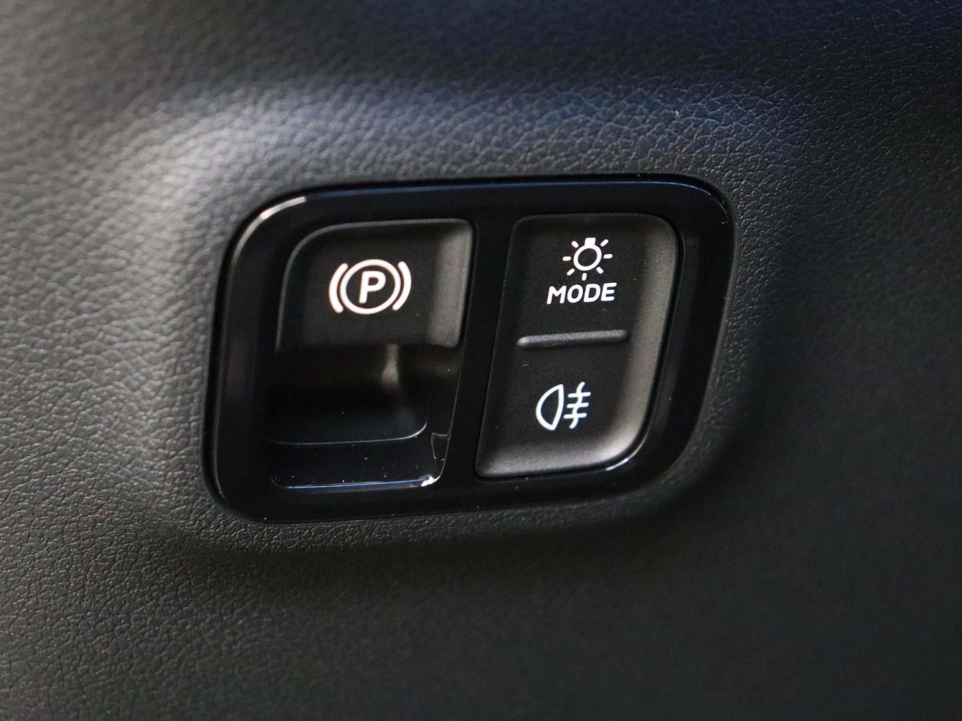 Mercedes-Benz-CLA-image-25