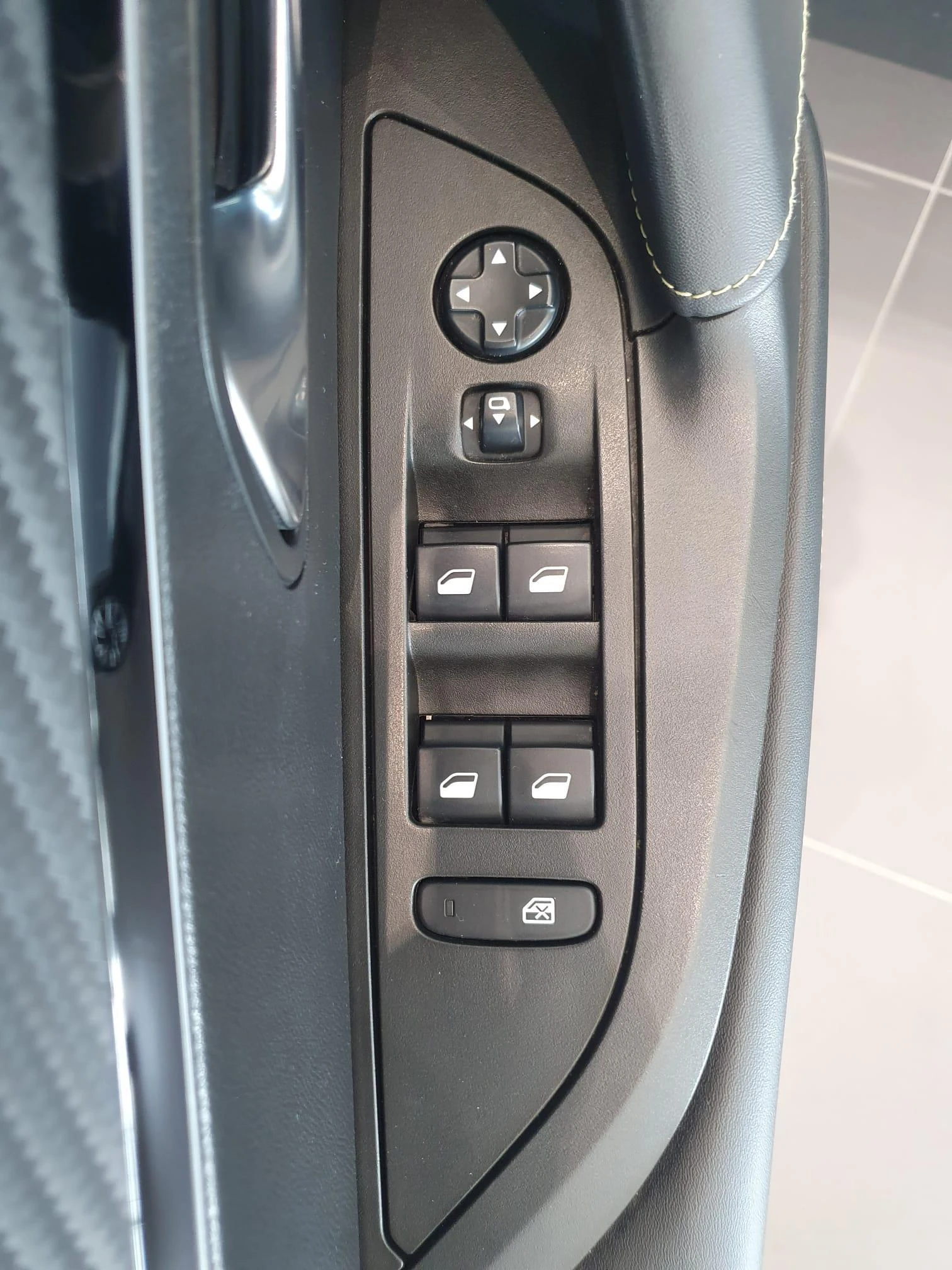 Peugeot-e-2008-image-9