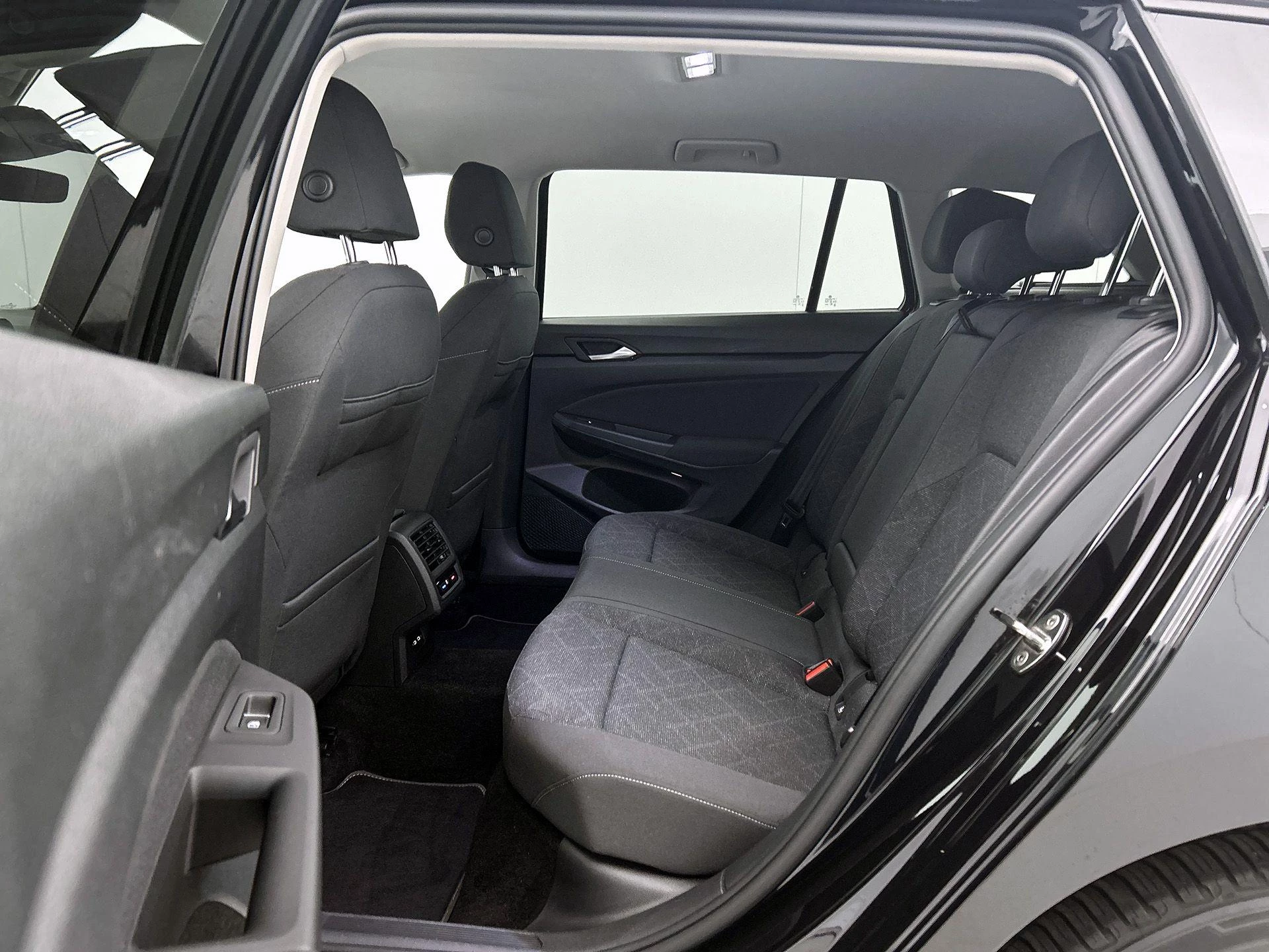 Volkswagen-Golf-image-25