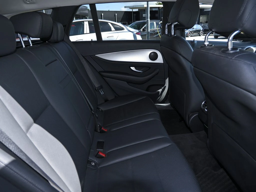 Mercedes-Benz-E-Klasse 300 de-image-12