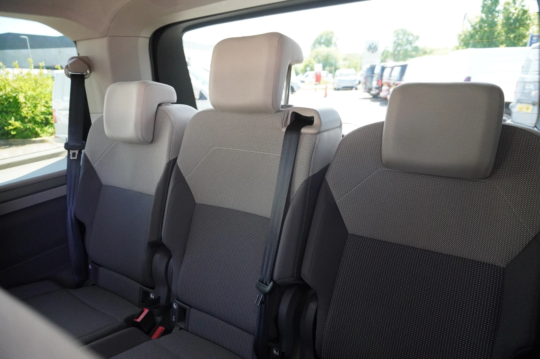 Volkswagen-Multivan-image-11