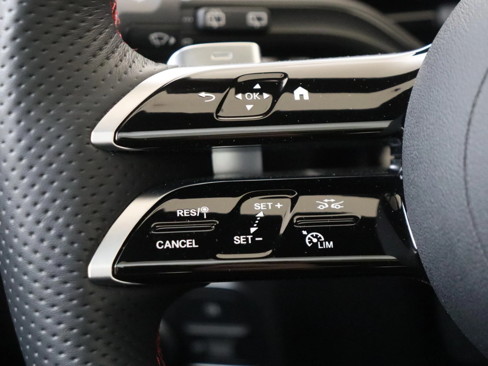 Mercedes-Benz-GLA-image-12